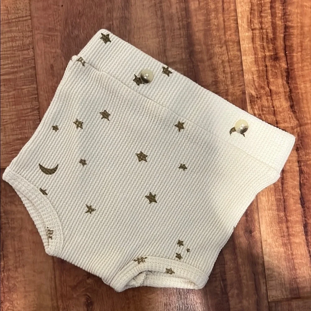 Kate Quinn Organics Cream Gold Star and Moon Patterned Kids Shorts Bloomers 3-6M